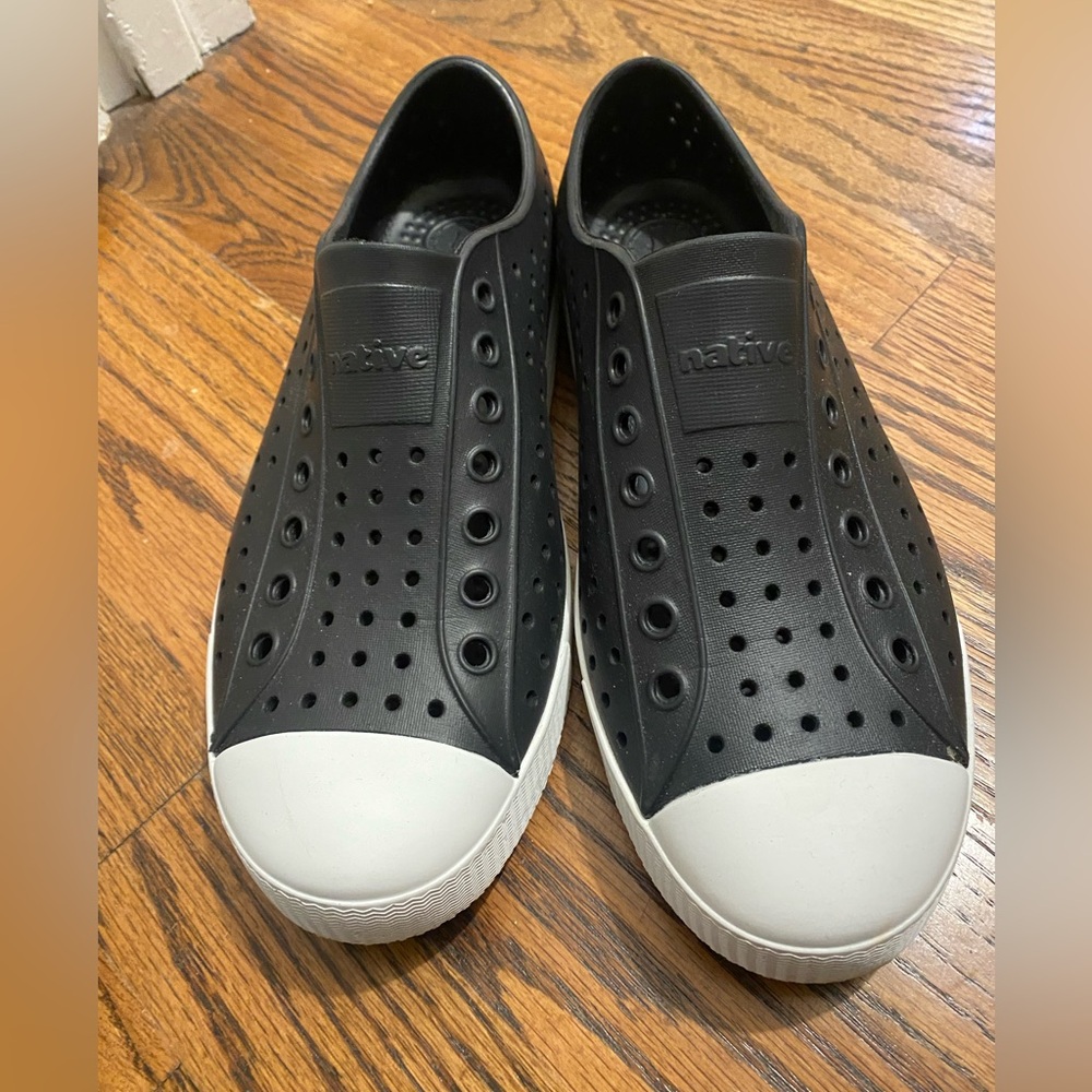 Native Fashion Sneaker Slip On Size 9 Women’s Jiffy Black and Shell White